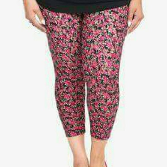 torrid Pants - Torrid Black/Pink Floral Lace Capri Crop Leggings Pants Size 1 (1X - 14/16) VGC